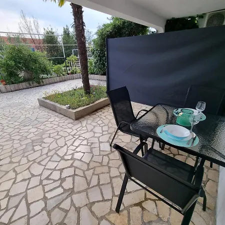 Ivana With Terrace شقة