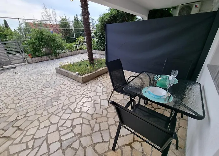 Ivana With Terrace Apartamento